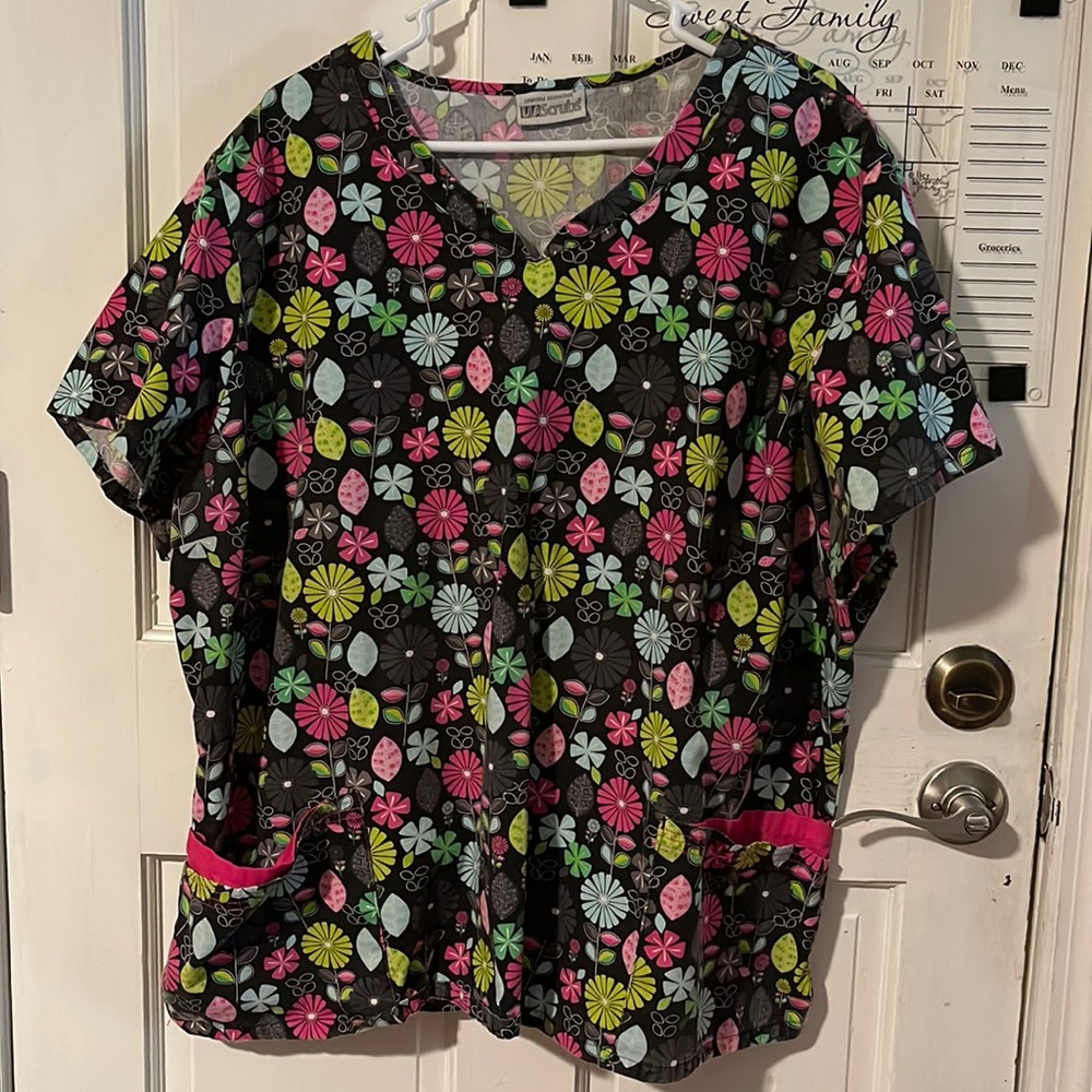 Flower Scrub top 🌸